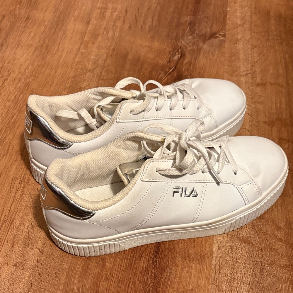 Fila White and Silver Casual Sneaker Size 8.5 Women’s